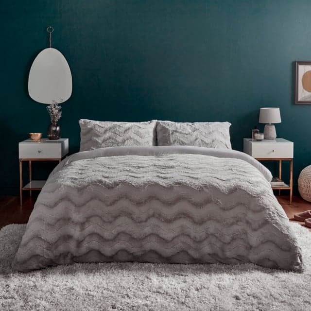 Assets product images sleepy people gbslpyplejvfbbv silentnight faux fur duvet set silver medium