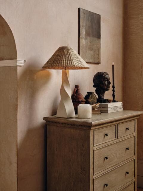 Assets product images soho home gbsoholtlrdnwegpy twist table lamp medium