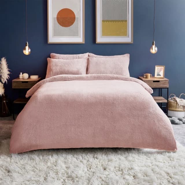 Assets product images sleepy people gbslpyplelrhagcjowz silentnight cosy teddy fleece duvet set blush medium
