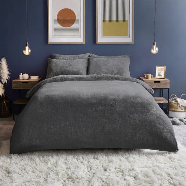 Assets product images sleepy people gbslpyplhjkldfuku silentnight cosy teddy fleece duvet set charcoal medium