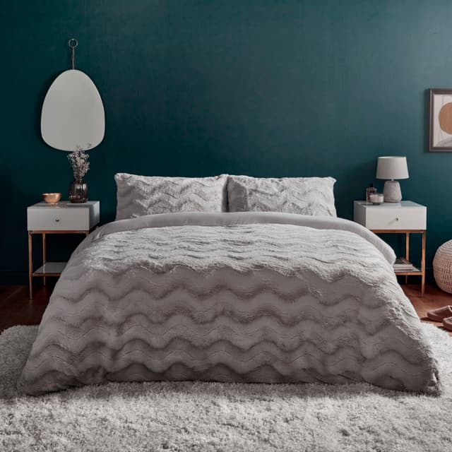 Assets product images sleepy people gbslpyplejvfbbv silentnight faux fur duvet set silver medium