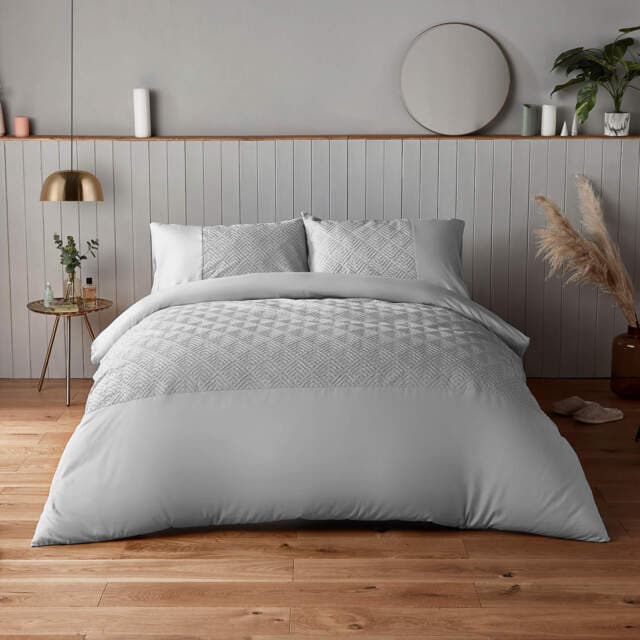 Assets product images sleepy people gbslpypljgpgwougtf silentnight silver chevron embossed duvet set medium