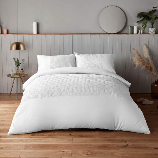 Assets product images sleepy people gbslpyplhxwazdyucl silentnight white chevron embossed duvet set medium