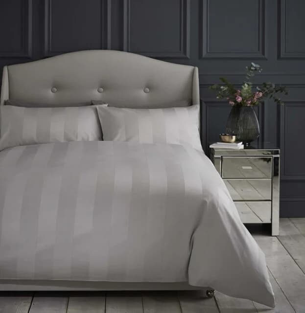 Assets product images sleepy people gbslpyplpfnddhvrbg silentnight hotel luxury cotton wide sateen stripe duvet set silver medium